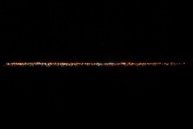 Ein Lichtermeer aus Warnlampen: Mehr als 600 Traktoren fahren auf.